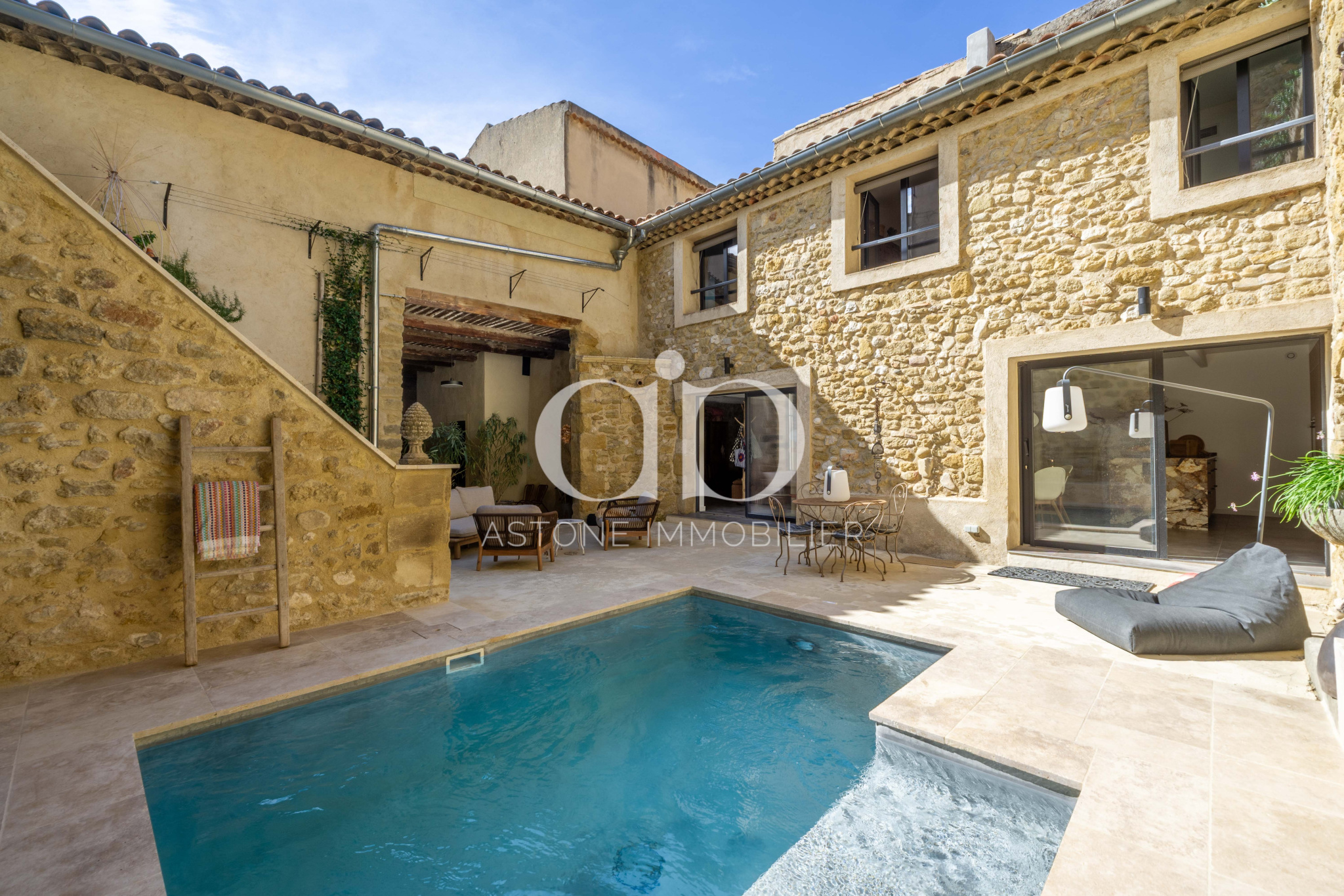Maison de village en pierre de taille du xviiiᵉ siècle rénovée, avec piscine