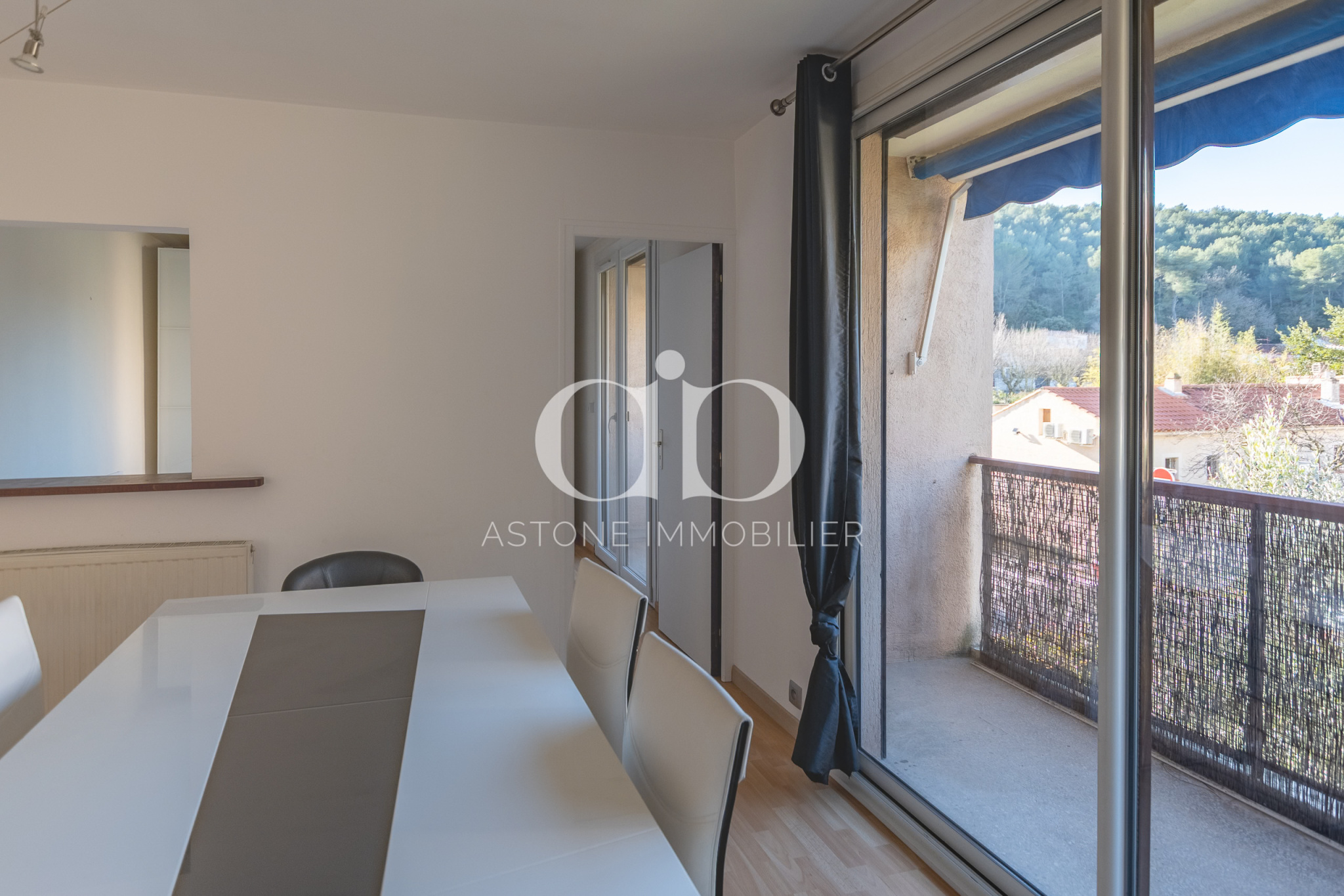 CARNOUX-en-PROVENCE centre / appartement d'angle